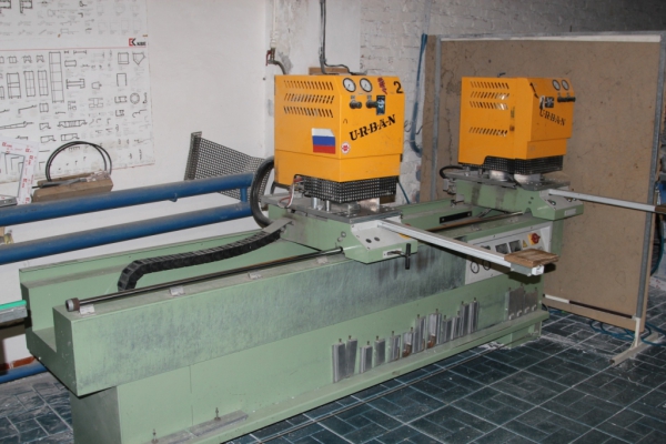 Двухголовая сварочная машина, модель AKS 3900
